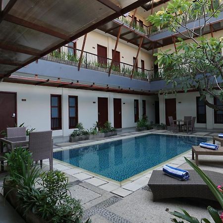 RedDoorz near Legian Street Hotel Buitenkant foto