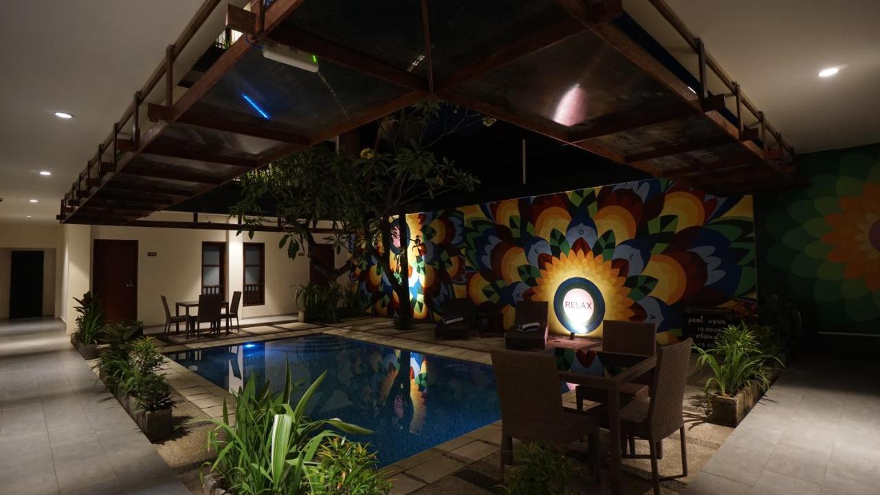 RedDoorz near Legian Street Hotel Buitenkant foto