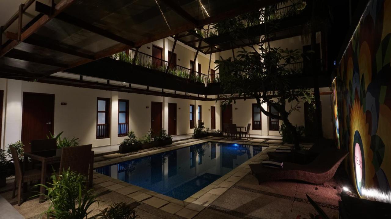 RedDoorz near Legian Street Hotel Buitenkant foto