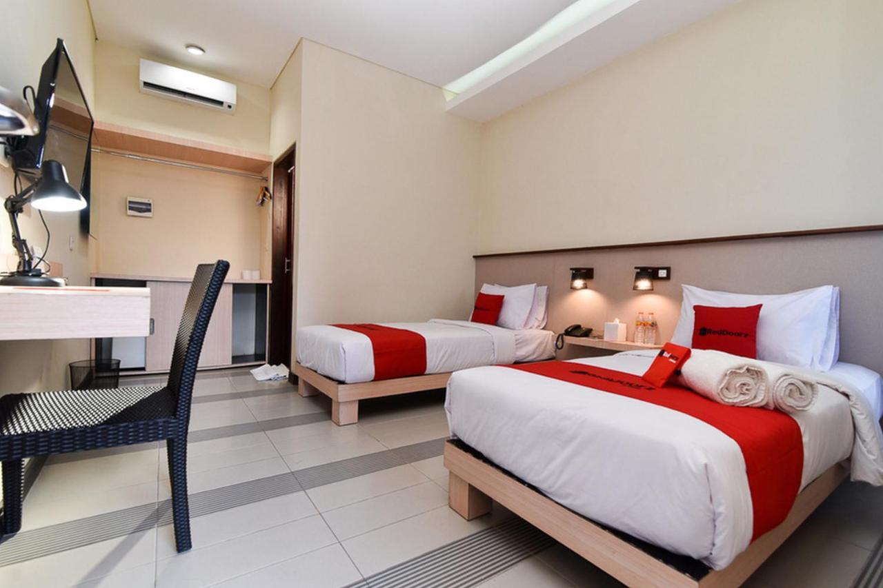 RedDoorz near Legian Street Hotel Buitenkant foto