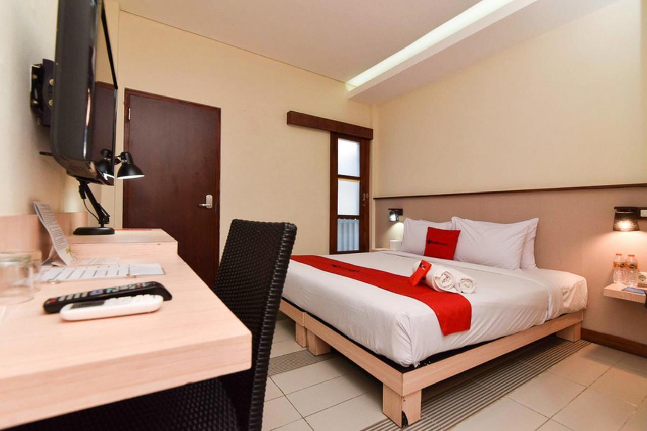 RedDoorz near Legian Street Hotel Buitenkant foto