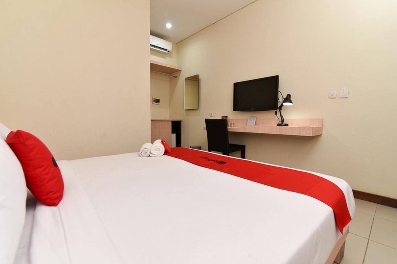 RedDoorz near Legian Street Hotel Buitenkant foto
