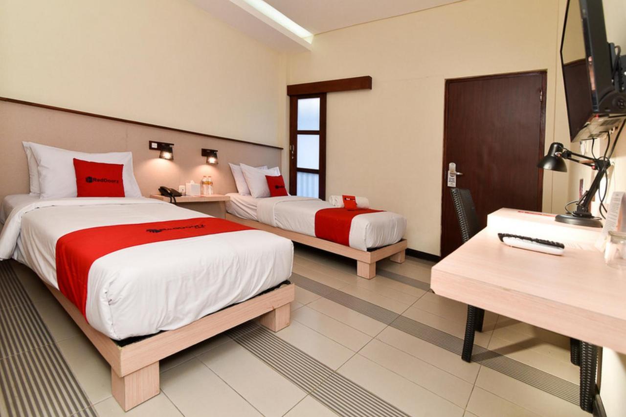 RedDoorz near Legian Street Hotel Buitenkant foto
