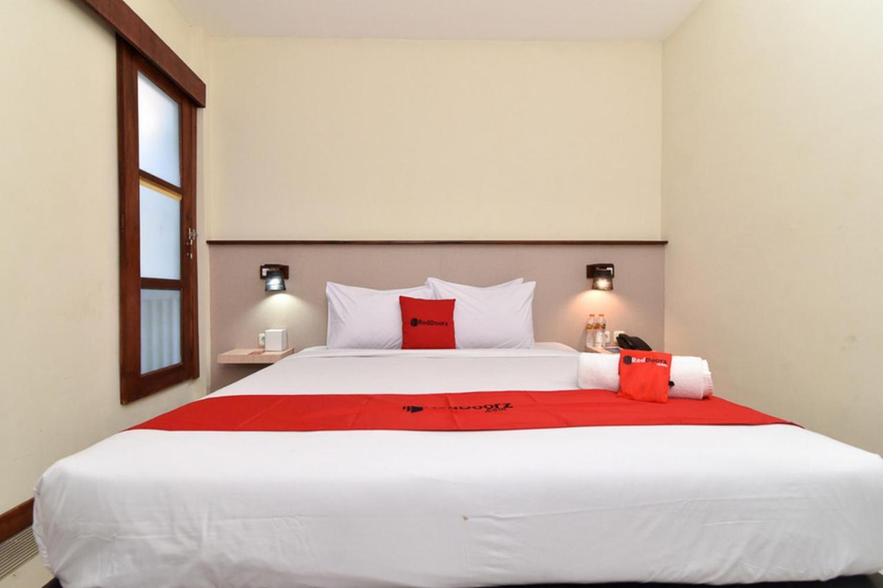 RedDoorz near Legian Street Hotel Buitenkant foto